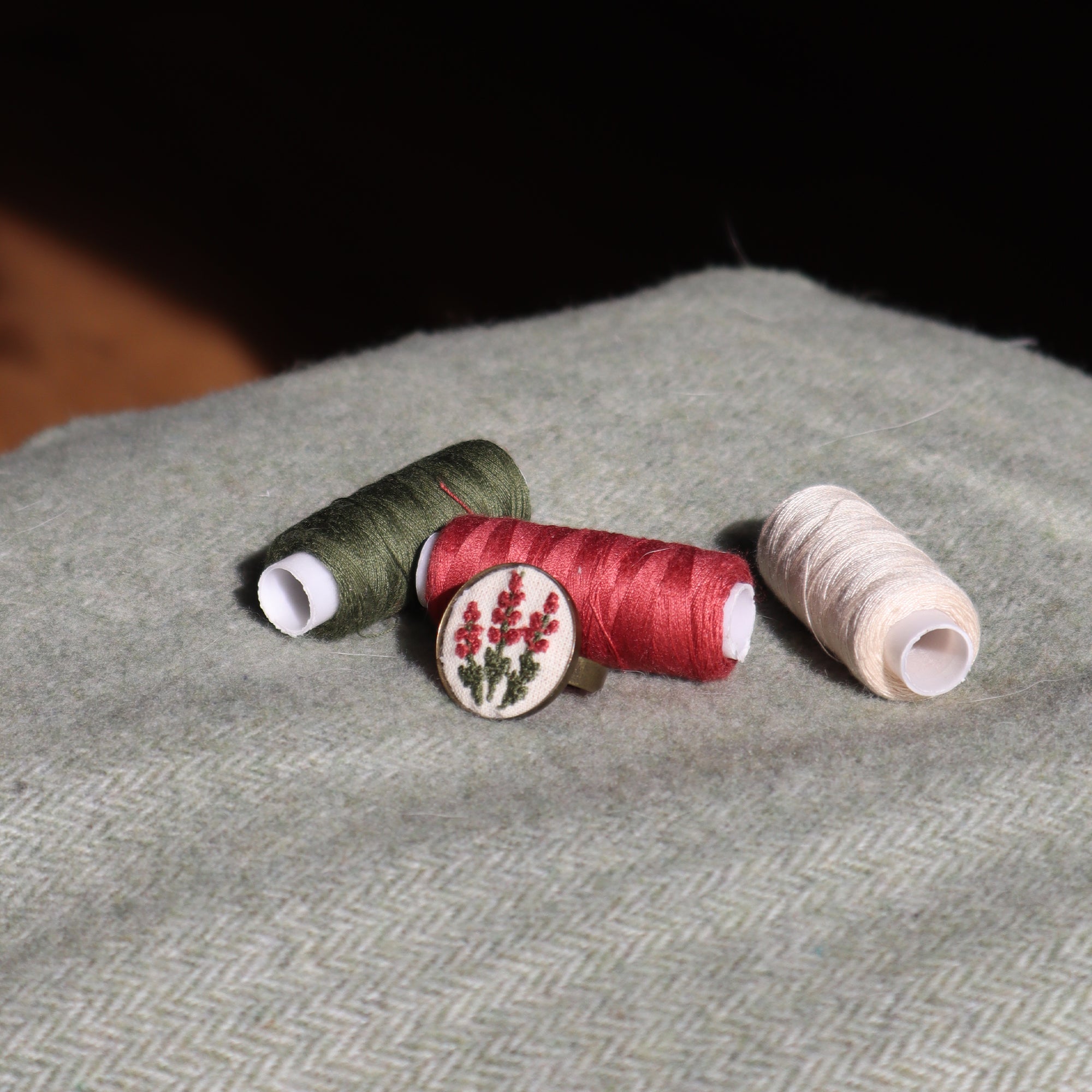 Anello con ciondolo ricamato Fildisogno - Fildisogno