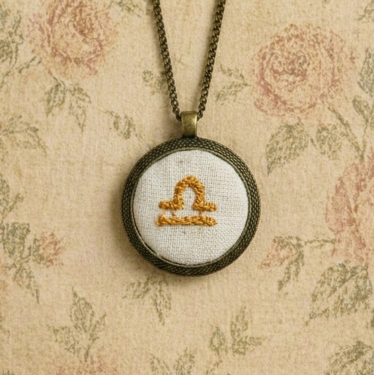 Collana ricamata segno zodiacale Bilancia Fildisogno acciaio inossidabile