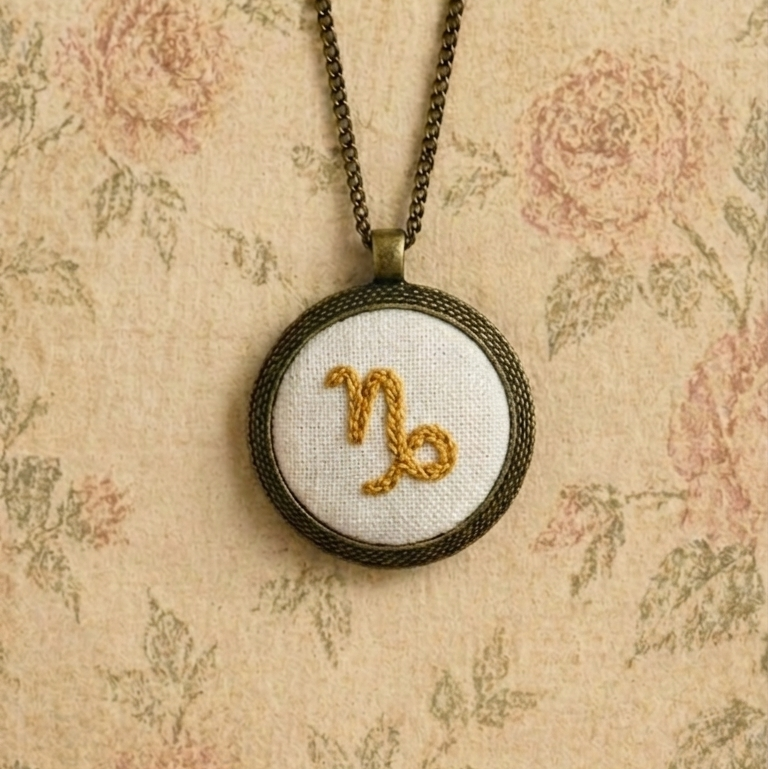 Collana ricamata segno zodiacale Capricorno Fildisogno acciaio inossidabile