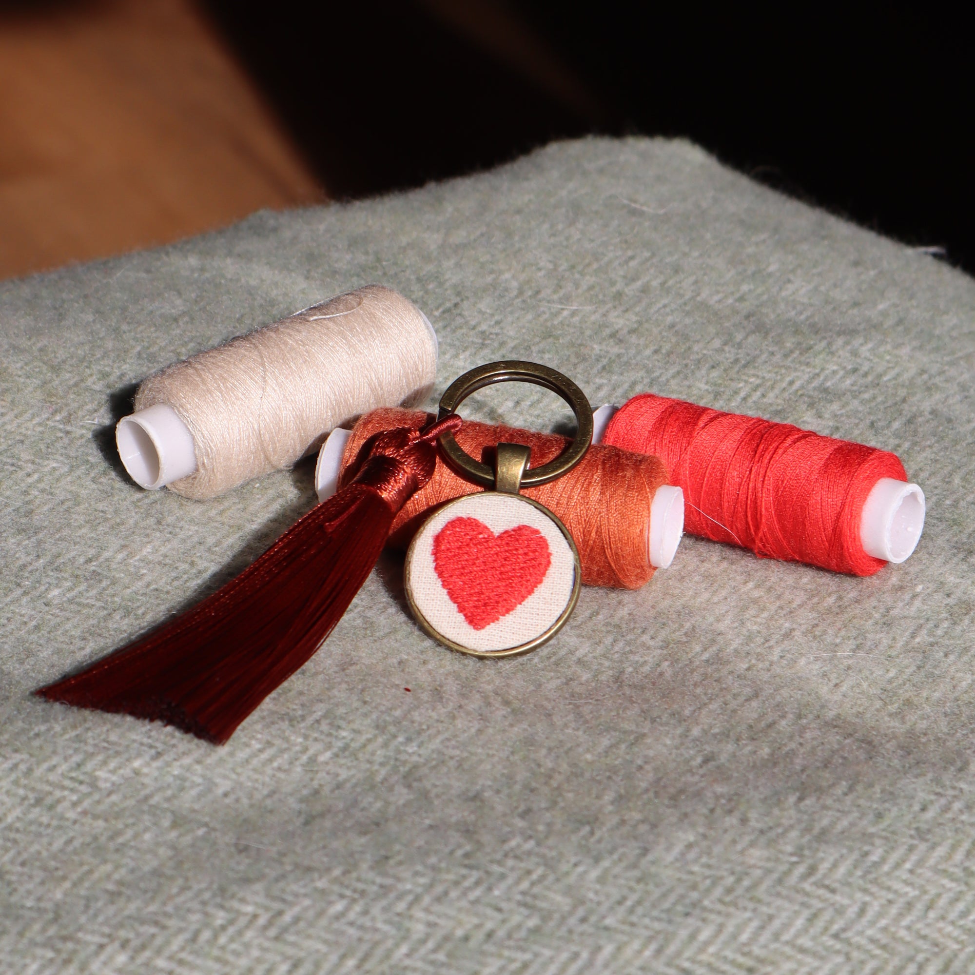 Bracciale Fildisogno con charm a forma di cuore con simbolo ricamato artigianale, decorativo e originale per borse.