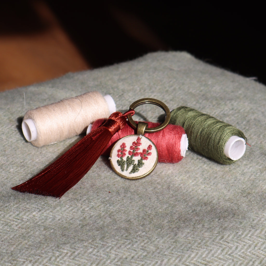 Bracciale Fildisogno con charm ricamato a mano con simbolo artigianale per borse, dettagli decorativi eleganti.