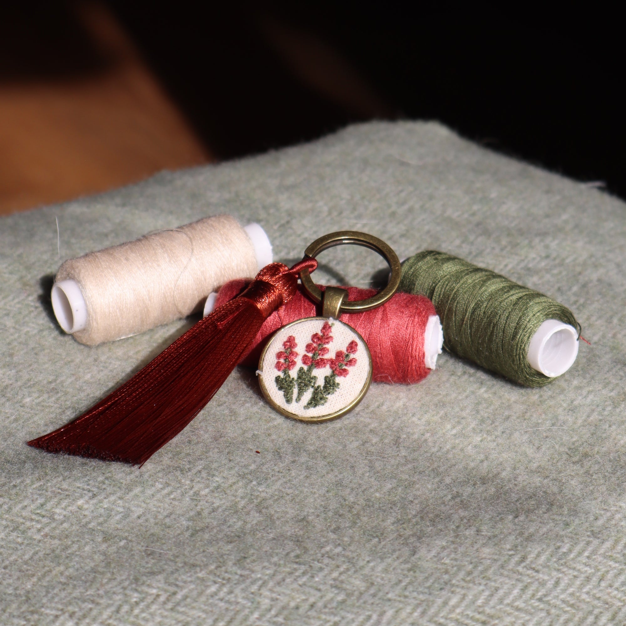 Bracciale Fildisogno con charm ricamato a mano con simbolo artigianale per borse, dettagli decorativi eleganti.