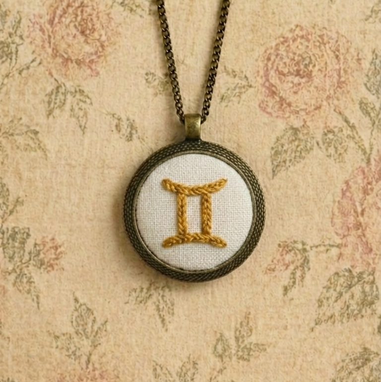 Collana ricamata segno zodiacale Gemelli Fildisogno acciaio inossidabile