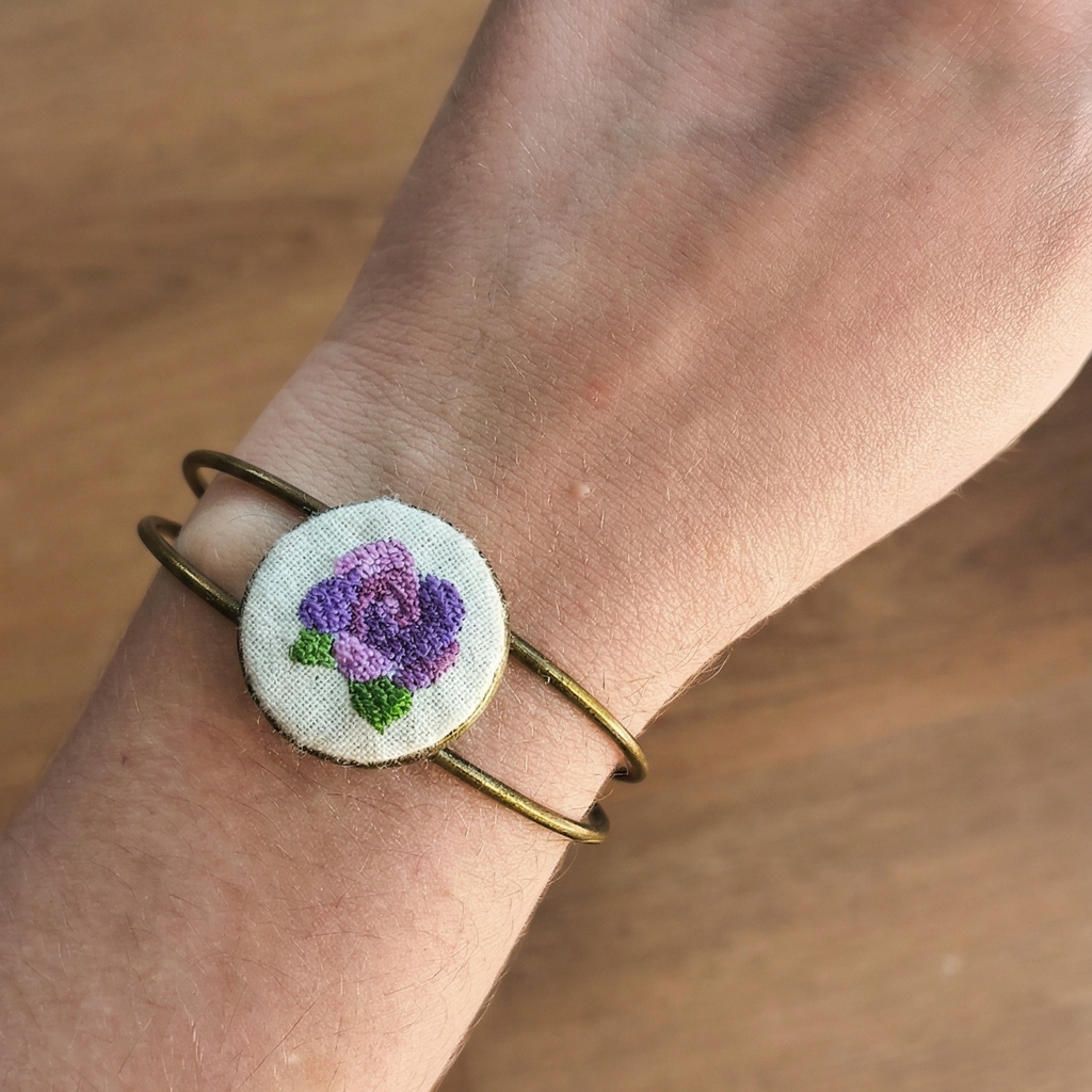 Bracciale artigianale Fildisogno con simbolo ricamato Gemini, dettagliato e elegante, realizzato a mano con cura e precisione.