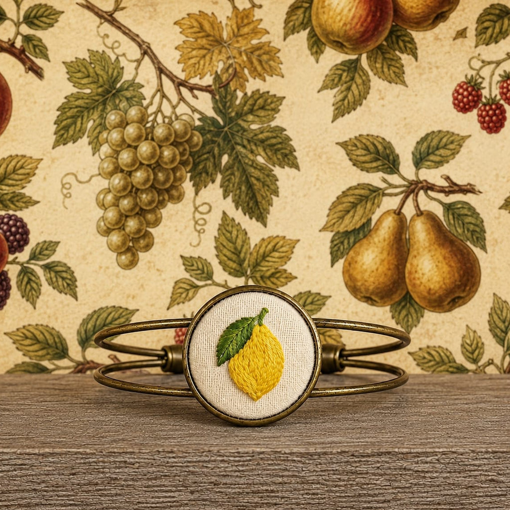 Bracciale artigianale Fildisogno con simbolo ricamato, dettagli raffinati e lavorazione a mano su pelle o tessuto.