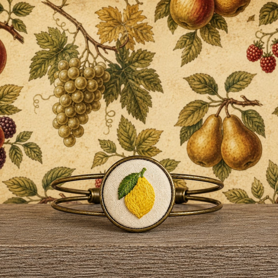 Bracciale artigianale Fildisogno con simbolo ricamato, dettagli raffinati e lavorazione a mano su pelle o tessuto.