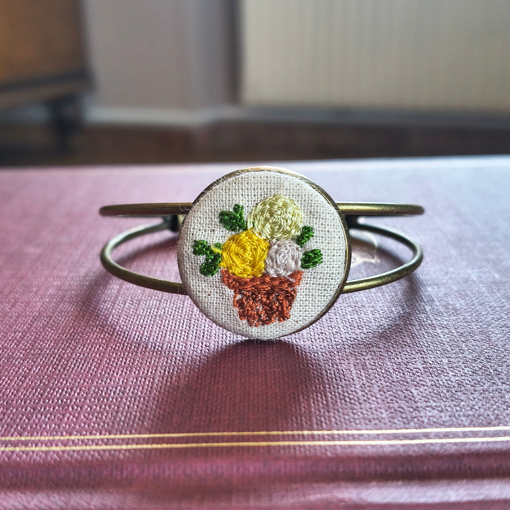 Bracciale Fildisogno con simbolo ricamato artigianale, dettagli raffinati e lavorazione artigianale, visibile nell'immagine.
