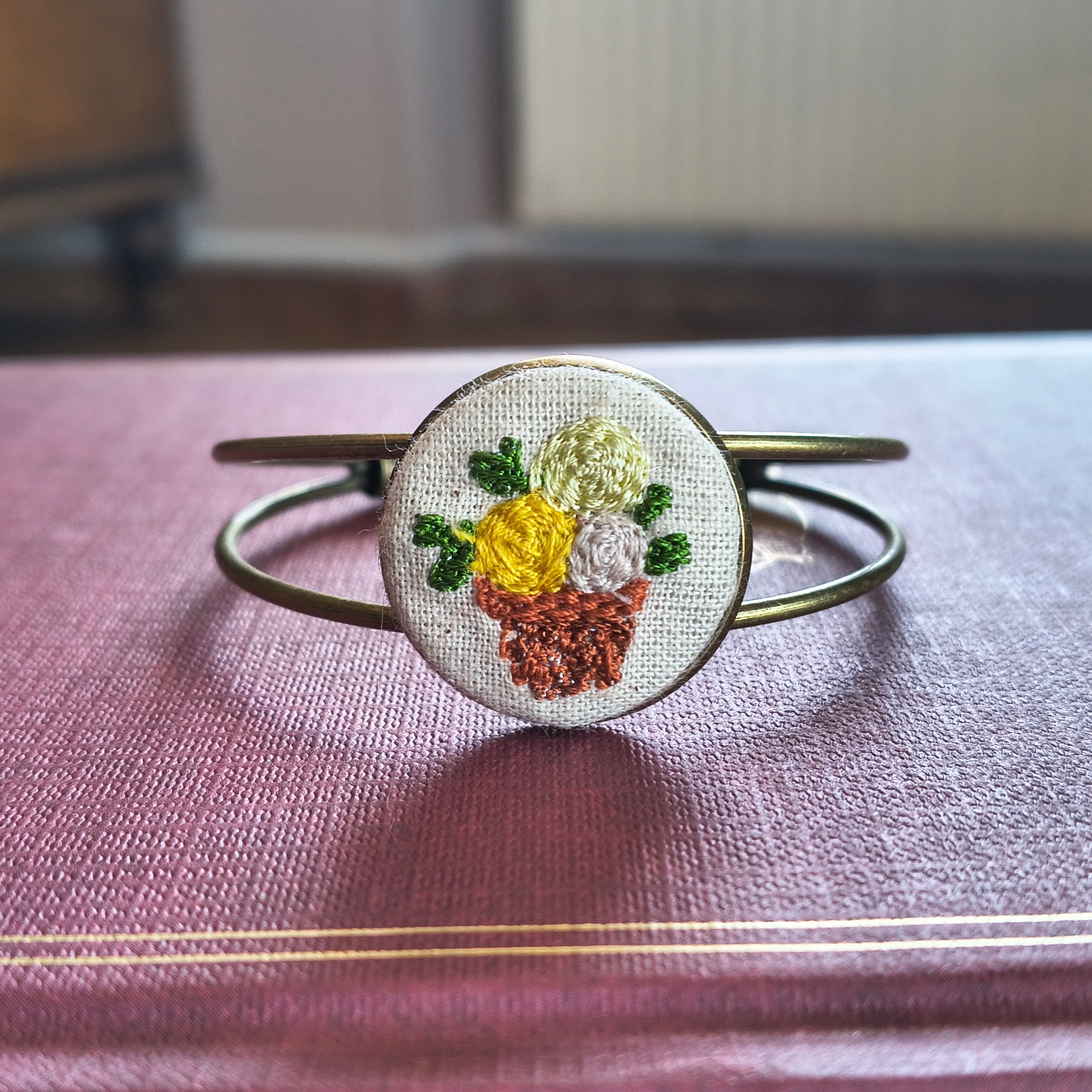Bracciale Fildisogno con simbolo ricamato artigianale, dettagli raffinati e lavorazione artigianale, visibile nell'immagine.