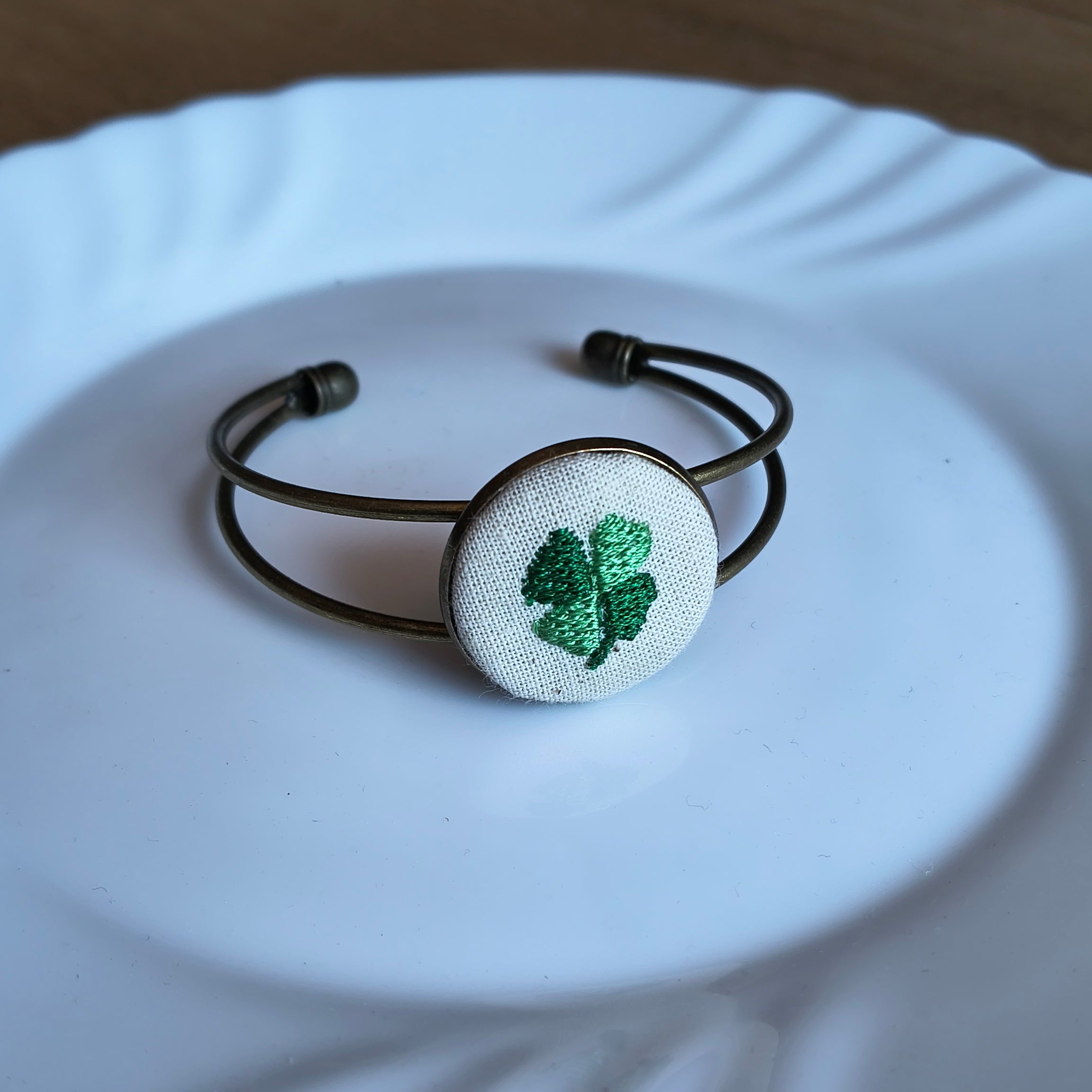 Bracciale Fildisogno con simbolo ricamato artigianale, dettaglio in tessuto con motivo ricamato, stile unico e originale.