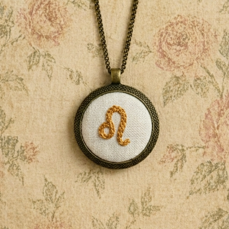Collana ricamata segno zodiacale Leone Fildisogno acciaio inossidabile