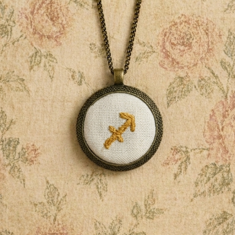 Collana ricamata segno zodiacale Sagittario Fildisogno acciaio inossidabile