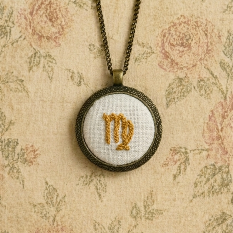 Collana ricamata segno zodiacale Vergine Fildisogno acciaio inossidabile