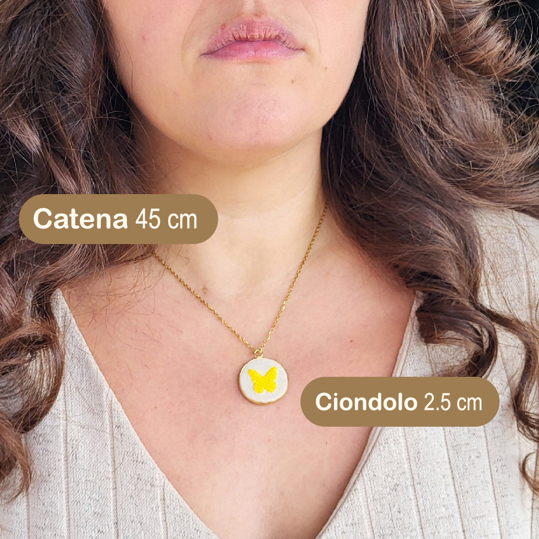 Collana con ciondolo ricamato Fildisogno