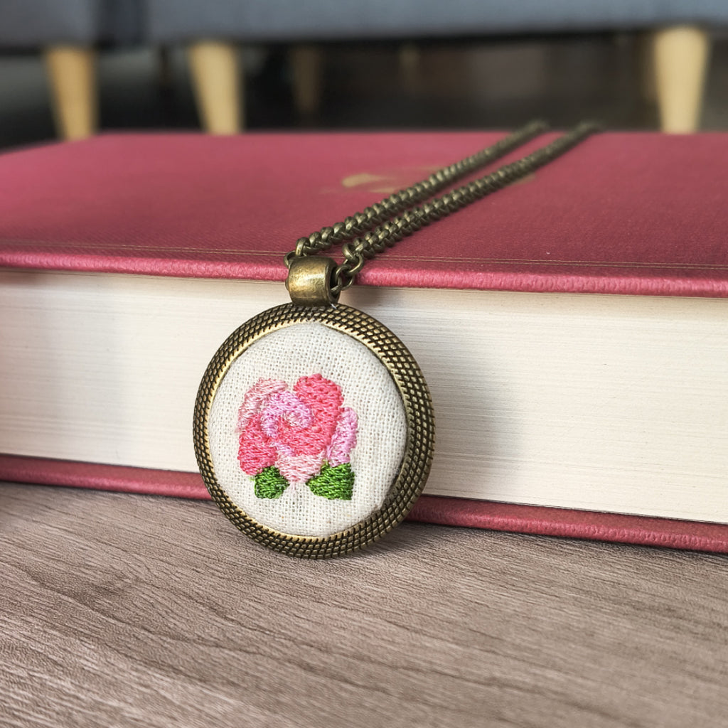 Collana con ciondolo ricamato Fildisogno - Fildisogno