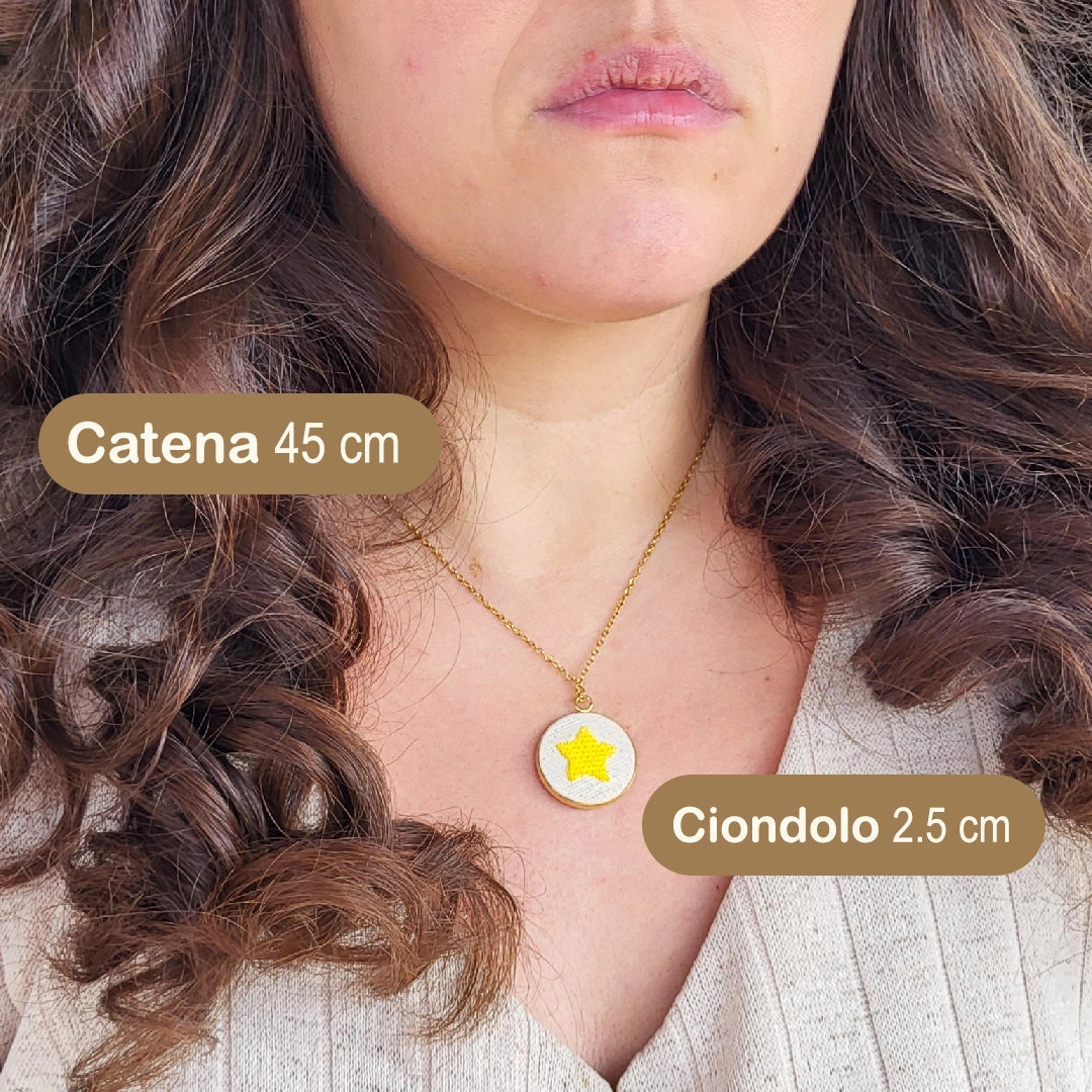 Collana con ciondolo ricamato Fildisogno