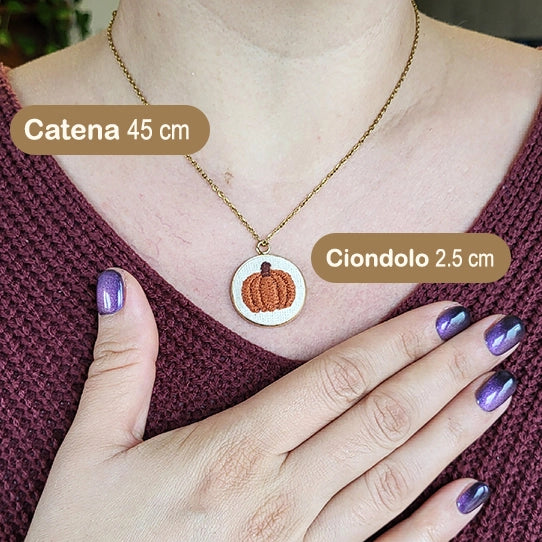 Collana con ciondolo ricamato Fildisogno
