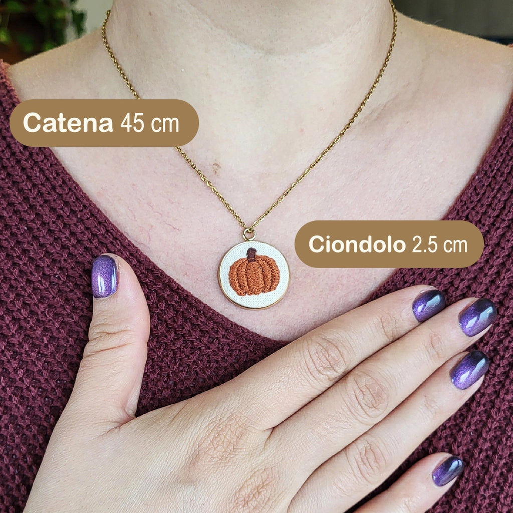 Collana con ciondolo ricamato Fildisogno