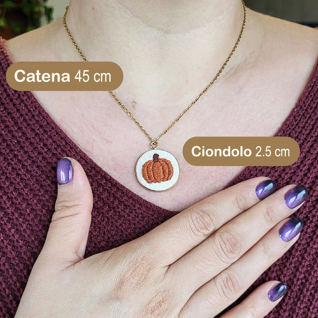 Collana con ciondolo ricamato Fildisogno